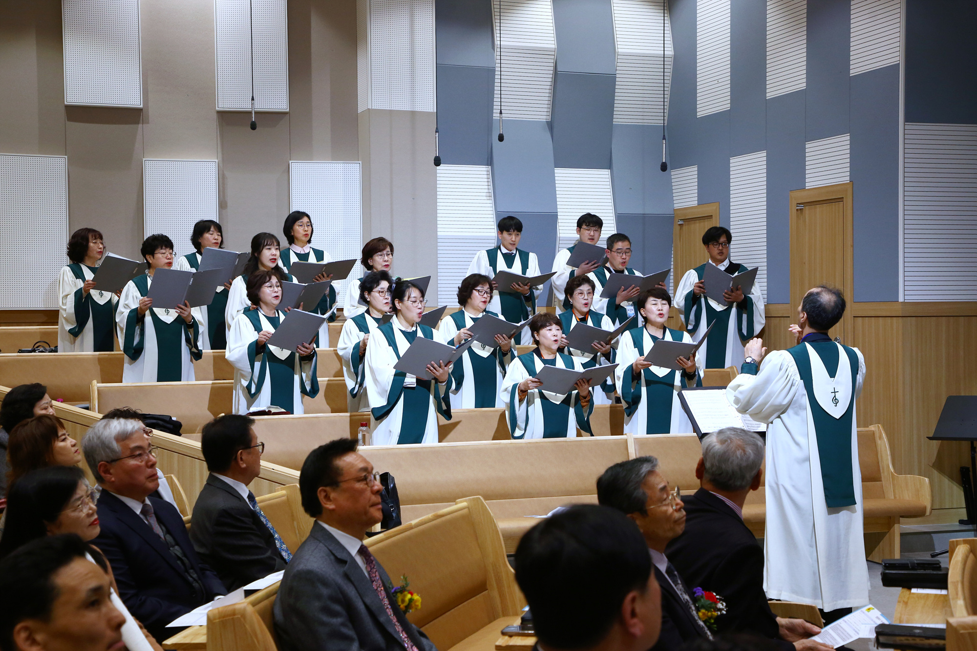 담임목사 이취임 및 입당감사예배-0189 저용량.jpg