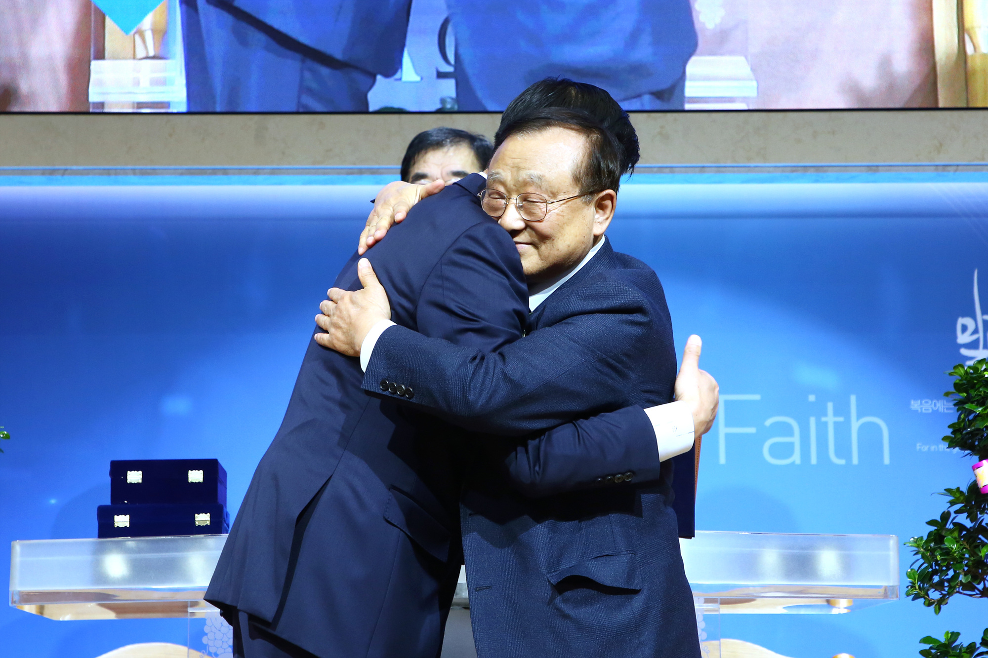 담임목사 이취임 및 입당감사예배-0243 저용량.jpg