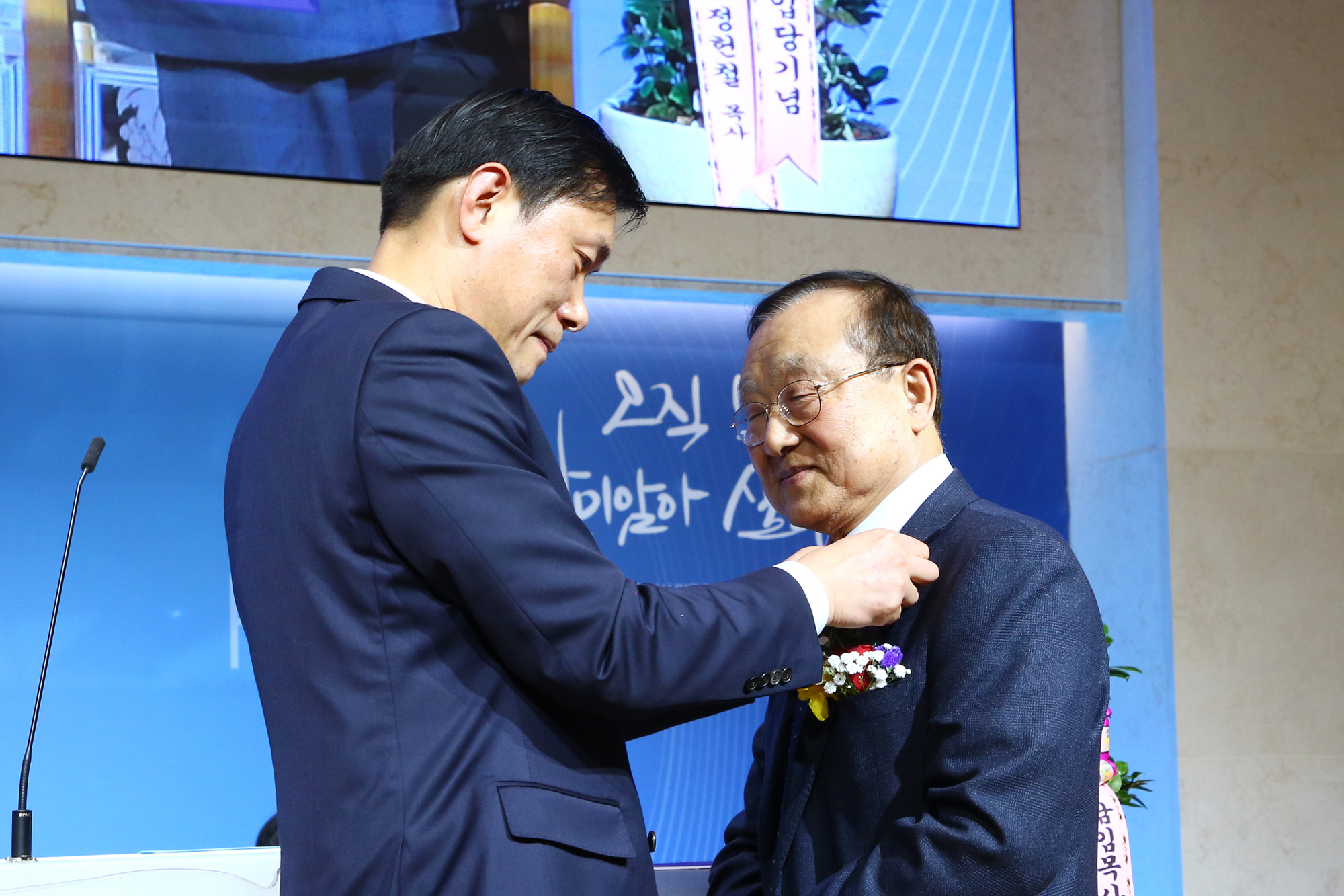담임목사 이취임 및 입당감사예배-0295 저용량.jpg