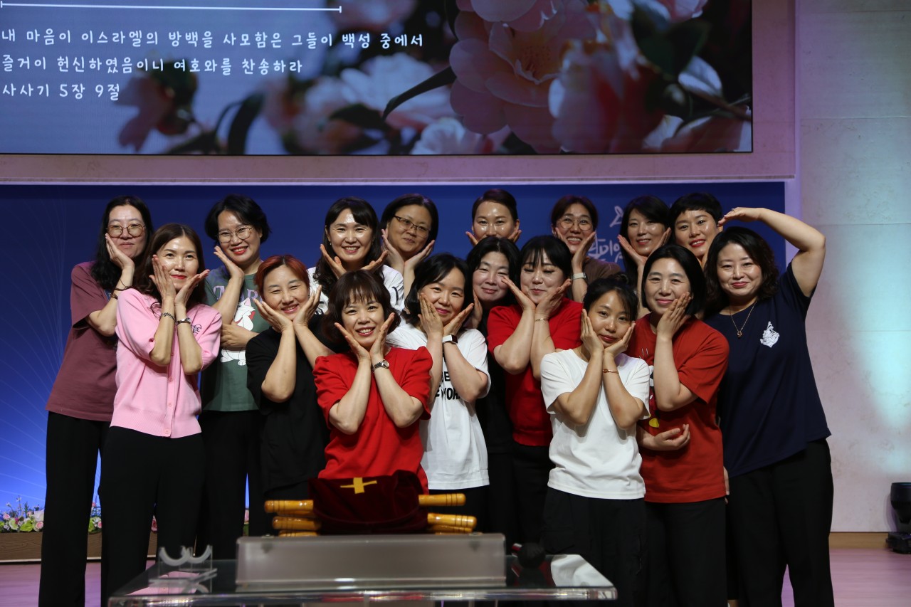 감사와찬양교회-2026 드보라 헌신예배-79466545561.jpg